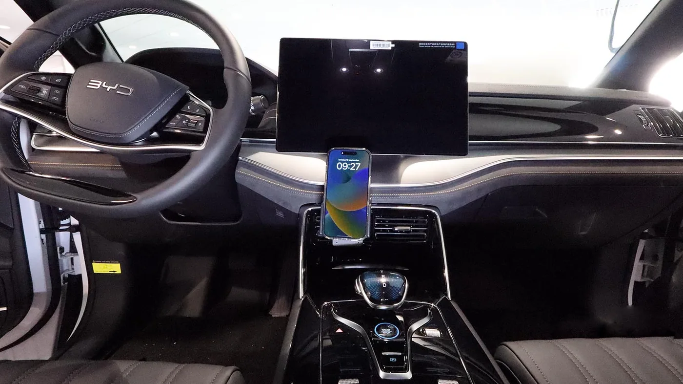 Brodit-Halterung mit Smartphone im BYD Tang, Originalbild